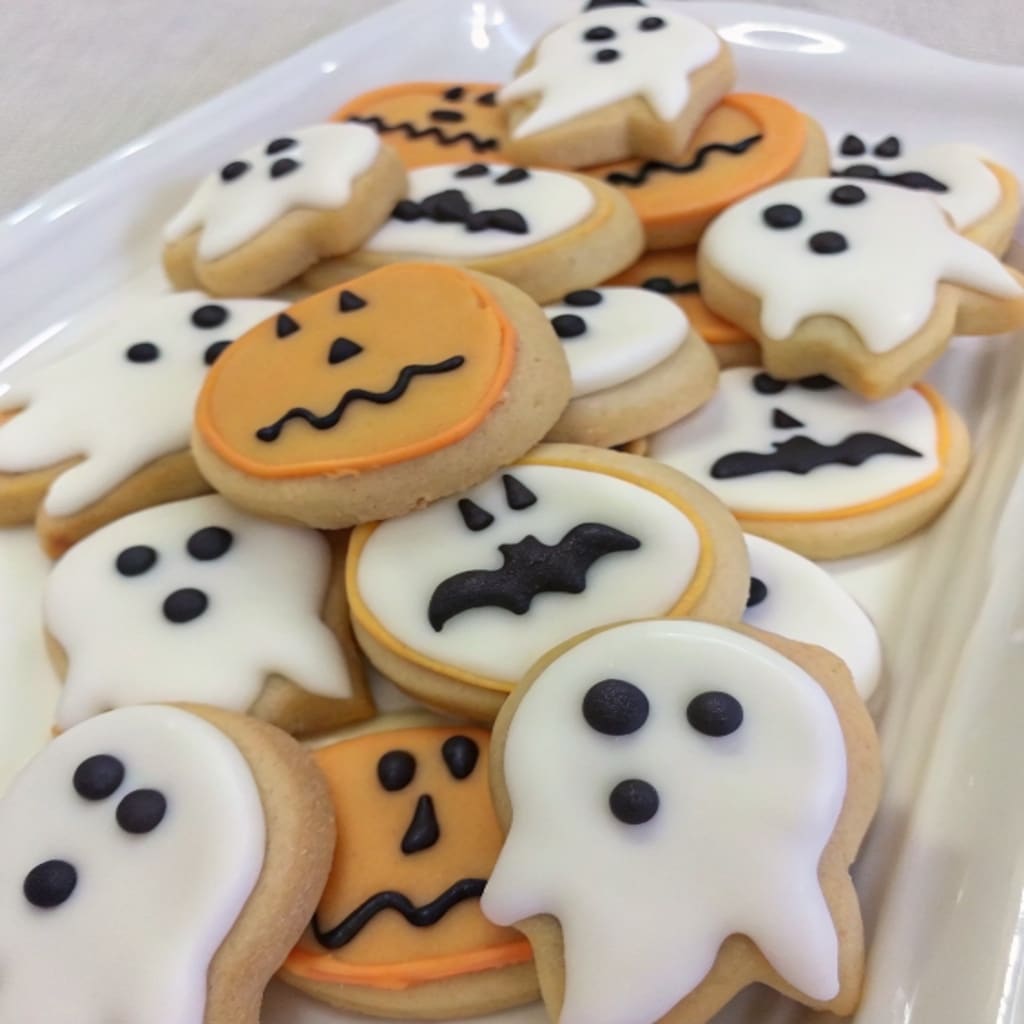Halloween Sugar Cookies – Spooky & Fun Iced Designs 5 halloween sugar cookies decorated as ghosts